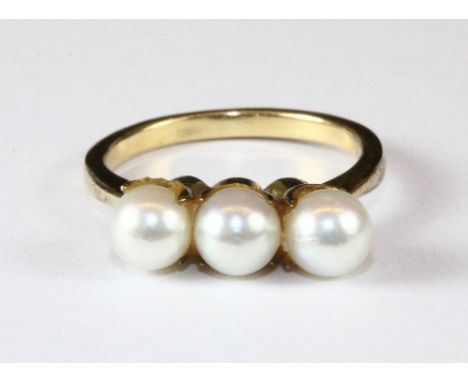 An 18ct yellow gold ring set with 3 cultured pearls (O).