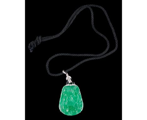 A Jade Pendant In carved jade with an inscription on the reverse,mounted on a platinum 900/000 structure,featuring an onyx tr
