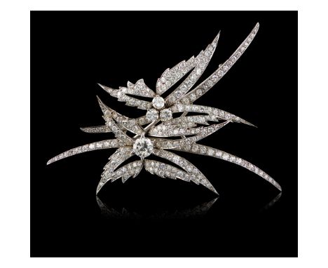 A brooch PlatinumSet with 193 8/8 cut diamonds totalling approximately 5,80 ct., 3 brilliant cut diamonds totalling approxima