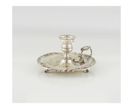 A chamber stick Silver 833/000Rococo reliefs and scalloped decorationOporto hallmark (1887-1937) Alt.: 9,5 cm 134,7 g