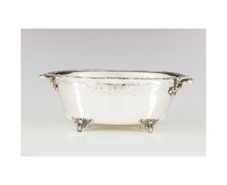 Foot wash basin Silver-plated metalPlain decoration, with raised frieze applicationInterior with the Coat of Arms "FONTES PER