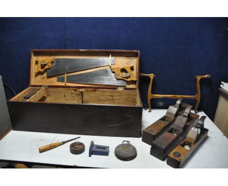 A BESPOKE WOODEN CARPENTERS TOOLBOX containing various woodworking tools, three wood planes at different sizes 16in, 21in, 24