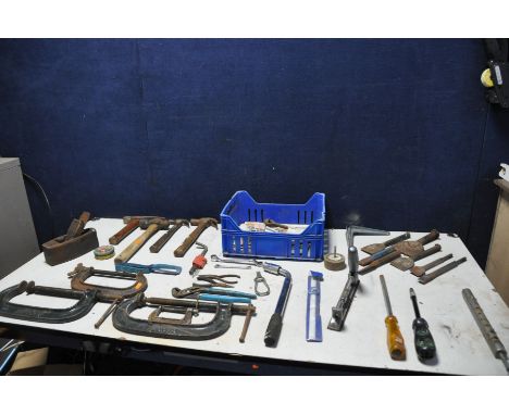 A TRAY OF TOOLS to include four Record G-clamps, a wooden block plane, chisels, hammers, files etc