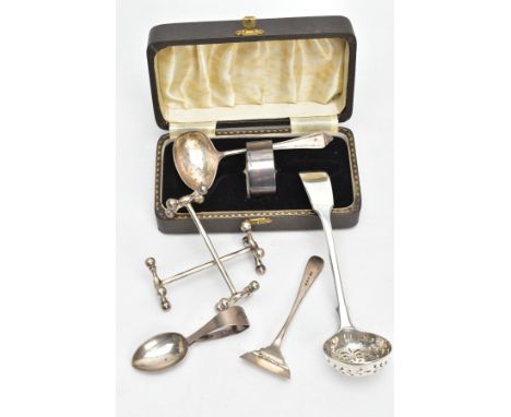 A SELECTION OF SILVER CUTLERY, to include a pair of plain polished knife rests, each hallmarked 'George Unite' Birmingham 190