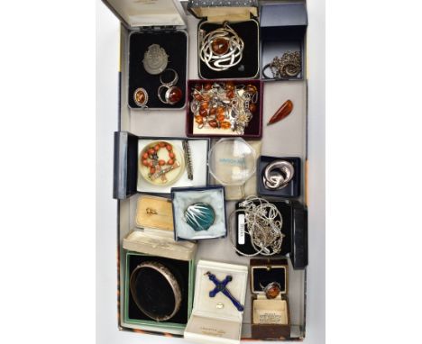 A SELECTION OF SILVER AND WHITE METAL JEWELLERY, to include a silver hinged bangle with an engraved floral design, fitted wit