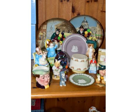 A GROUP OF CERAMIC GIFTWARES AND GLASS PAPERWEIGHTS, to include two Caithness paperweights, a lilac and blue Pebble and an Eg