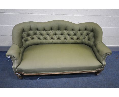 AN EDWARDIAN WALNUT AND GREEN UPHOLSTERED BUTTON BACK CHAISE LONGUE, on ceramic casters, width 157cm