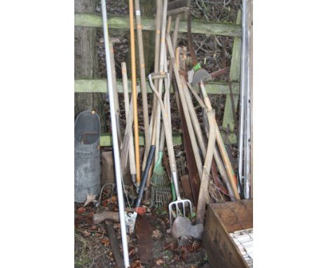 A QUANTIY OF GARDEN TOOLS and a vintage wooden crate containing ceramic tile borders