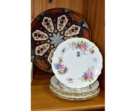 A LARGE LYNTON PORCELAIN HAMILTON IMARI BOWL AND SIX LYNTON DERBY ROSE TEA PLATES, comprising a large Hamilton Imari pattern 