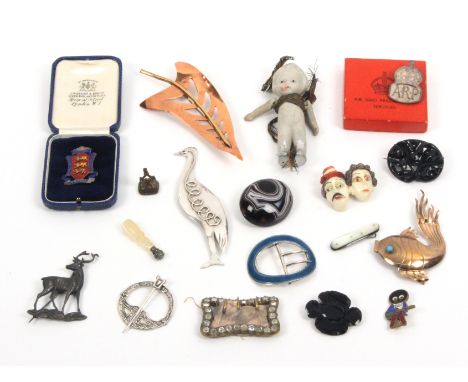 A mixed lot brooches and similar items comprising a continental silver brooch of a stag, 5.5cm, a Celtic style silver brooch,