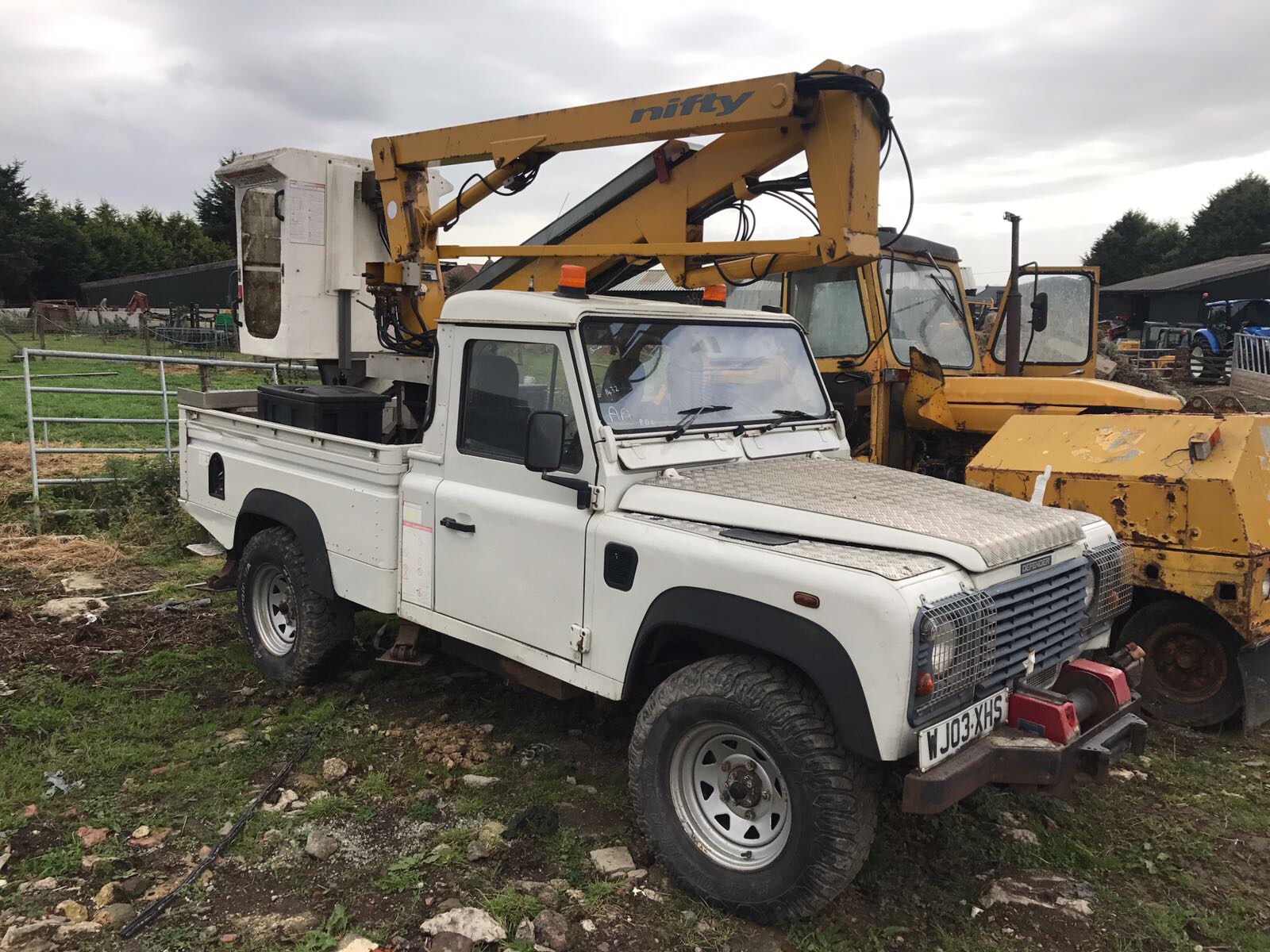 DS 2003/03 REG WHITE LAND ROVER DEFENDER 110 4X4 TD5 WITH NIFTY LIFT