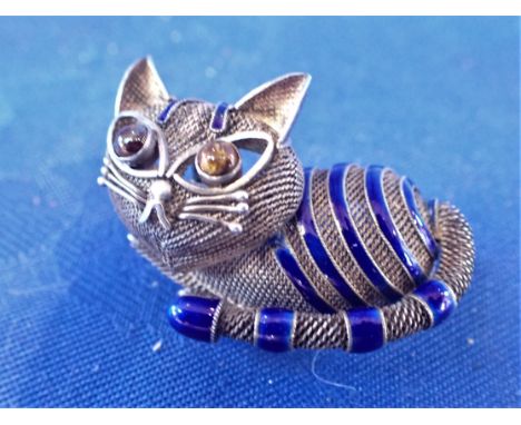 A SILVER MESH AND ENAMEL CAT BROOCH with tigers eye set eyes