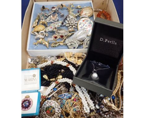 A COLLECTION OF COSTUME JEWELLERY to include a pearl and silver pendant, bracelets, earrings and cufflinks