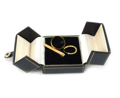 A 9ct gold tie clip, with etched art work decoration, Birmingham 1990, together with a 9ct gold wedding band and some hoop ea