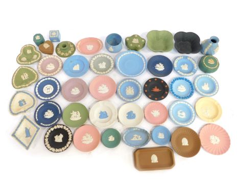 A group of Wedgwood coloured jasperware, to include trinket dishes, boxes and covers, squat candlestick, etc. (1 tray)