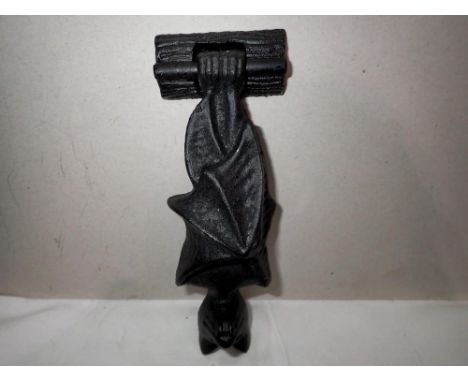 Cast iron bat door knocker, H: 18 cm. UK P&amp;P Group 1 (£16+VAT for the first lot and £2+VAT for subsequent lots) 