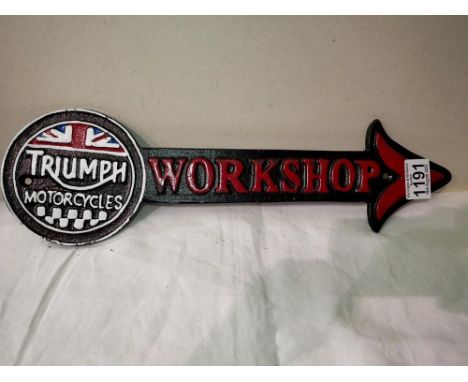 Cast iron Triumph Motorcycles workshop arrow, W: 40 cm. UK P&amp;P Group 1 (£16+VAT for the first lot and £2+VAT for subseque