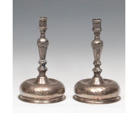 Pair of candlesticks. Guatemala, 19th century.Silver.With punches by the silversmith Beleña.Measurements: 28 x 15 cm.Pair of 