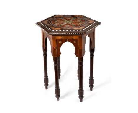 Granada table from the 19th century.Walnut wood and bone inlay.The marquetry is missing in the central part of the top.Measur