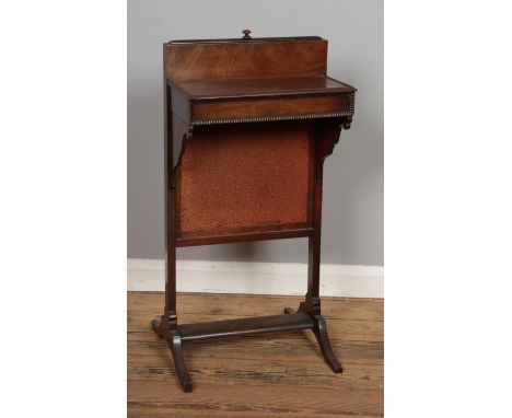 An Edwardian mahogany fire screen table. Height: 83cm, Width: 41cm, Depth: 40cm.