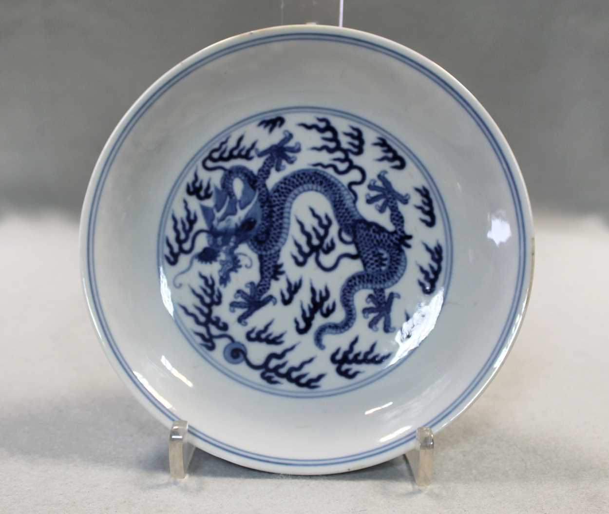 A Chinese blue and white porcelain dragon dish, Qianlong (17361795