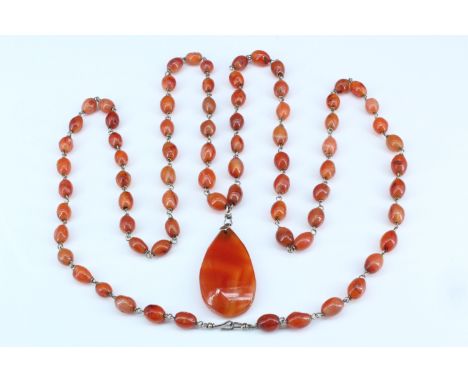 A vintage rope-length agate bead necklace, 116 cm, pendant 5 cm
