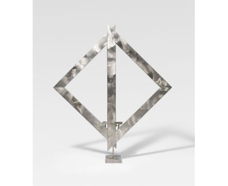 Kinetische Edelstahlskulptur mit zwei beweglichen Dreiecken Höhe ca. 133 cm, Tiefe ca. 18,3 cm. Schenkellänge je 122 cm, 86,5