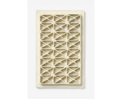Pappe, Papier und Latexfarbe auf Holz. 26,5 x 16,3 x 3,5 cm 26.5 x 16.3 x 3.5 cm. Rückseitig auf dem Holz signiert und datier