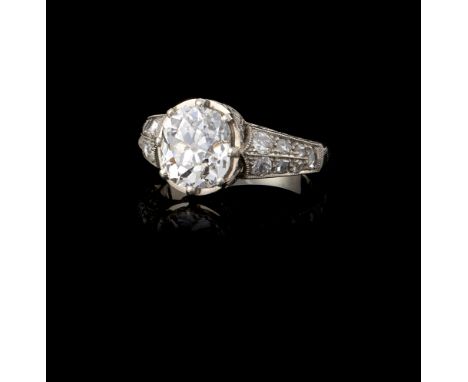 A ringGrey gold 800/000Set with rose cut diamonds and 1 antique brilliant cut diamond of approximately 2,64 ct., colour grade