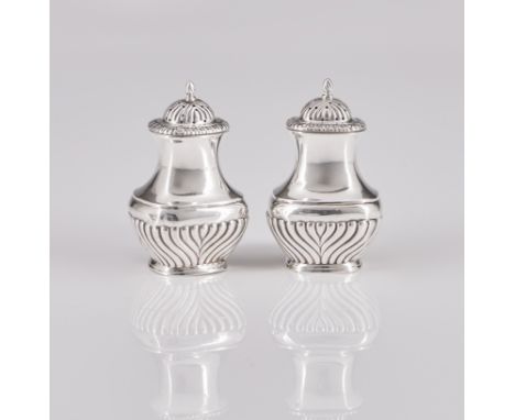 A salt and pepper setSilver 925/000Part segmented decorationLondon city mark for 1905(signs of wear)Alt.: 10,5 cm91,2 g