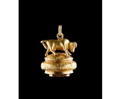 A bull shaped pendantGold 800/000Chiselled decorationSet with amethyst plaqueOporto hallmark (1938-1984)(signs of wear)Alt.: 