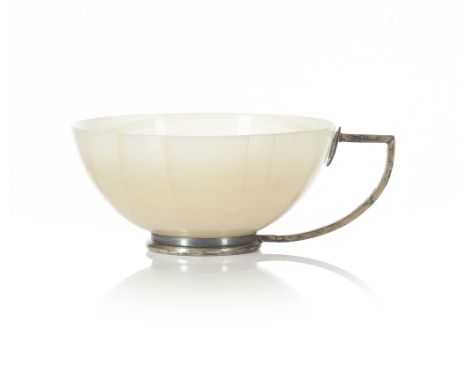 A cupAgateSilvered metal Art Deco handles20th century(fissures to cup)5,8x15x12,3 cm