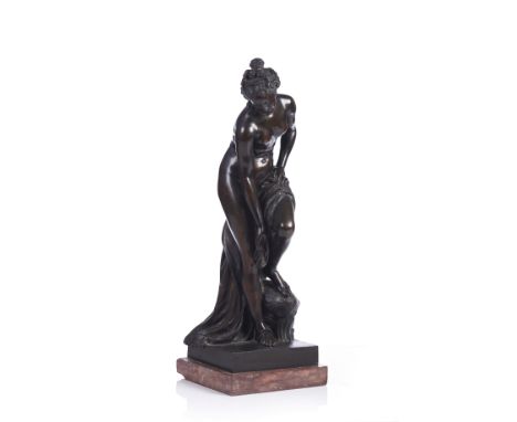 A female figurePatinated bronze sculptureMarble standEurope, 19th century(faults and signs of wear)Alt.: 64 cm 
