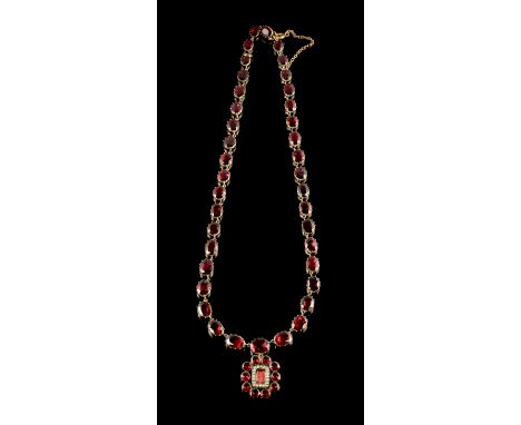 A necklaceGoldSet with garnets and 1/2 pearls19th century (ends)Unmarked, under Decree-Law 120/2017, of September 15th - art.