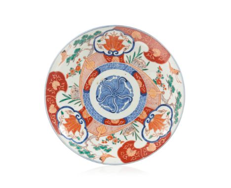 A large "Imari" plateJapanese porcelainPolychrome decoration of flowers, pine trees and cranes19th / 20th centuryDiam.: 46 cm