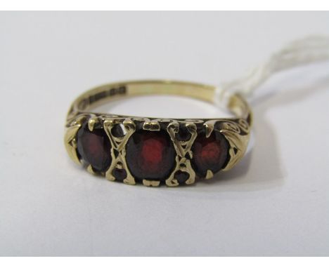 9CT GOLD 3 STONE GARNET RING, size N 