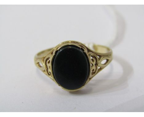 BLOODSTONE SIGNET RING, 9ct yellow gold, size T 