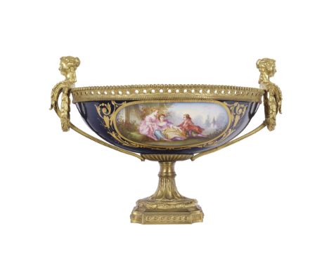TafelaufsatzWohl SèvresPorzellan (beschädigt)BronzemontierungLänge 39 cm, Breite 21 cm, Höhe 26 cm