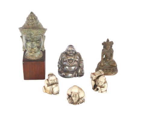 Konvolut: 6 Asiatika1 Buddhakopf, Thailand, Bronze, Höhe 10 cm &amp; Gesamthöhe 14,5 cm1 sitzende Gottheit, Bronze, Höhe 8,5 