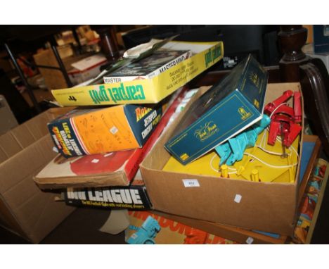 A QUANTITY OF VINTAGE CHILDREN'S TOYS AND GAMES