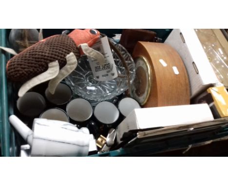 A TRAY OF SUNDRIES TO INCLUDE CERAMICS AND A MANTEL CLOCK (NOT INCLUDING TRAY)