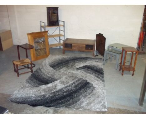 A SELECTION OF 9 ITEMS TO INCLUDE A LARGE RUG, A NEST OF TABLES, A LIGHT OAK LEADED CORNER WALL UNIT ETC.