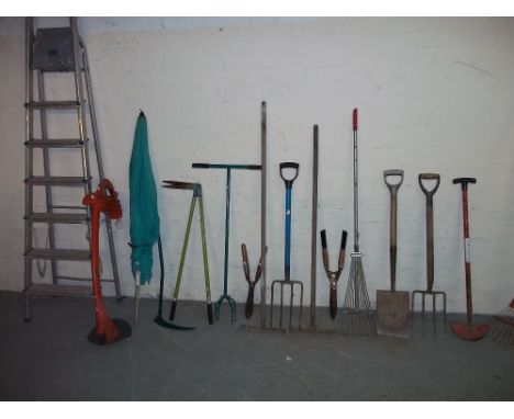 A SELECTION OF GARDEN TOOLS TO INCLUDE AN ALUMINIUM STEP LADDER AND A STRIMMER ETC.