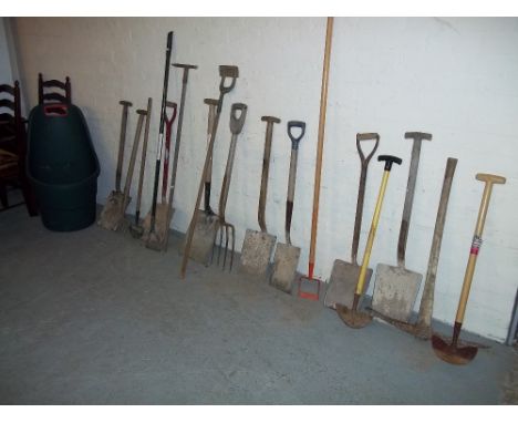 A SELECTION OF GARDEN TOOLS.