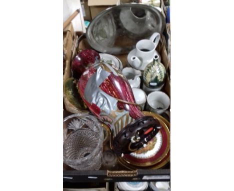 A TRAY OF CERAMICS TO INCLUDE A LAMP