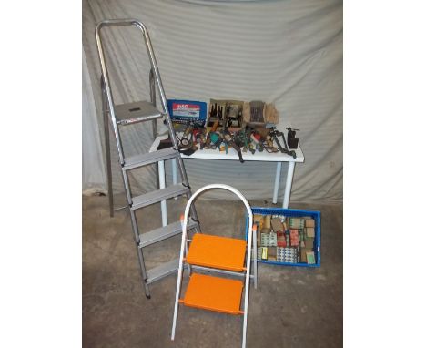 A SELECTION OF SCREW FIXINGS (BOXED) AND A QUANTITY OF TOOLS TO INCLUDE AN ALUMINIUM STEP LADDER AND SMALL STEEL STEPS.