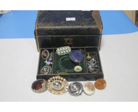 A BOX OF BROOCHES AND JEWELLERY TO INCLUDE SILVER AND WHITE METAL