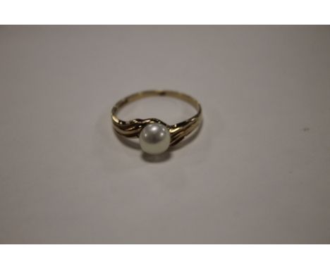 A LADIES 9 CT GOLD AND PEARL DRESS RING