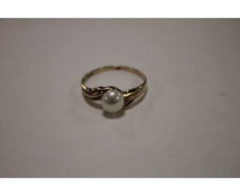 A LADIES 9 CT GOLD AND PEARL DRESS RING