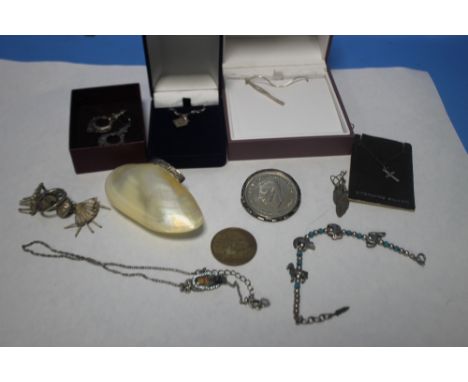 A QUANTITY OF SILVER AND WHITE METAL JEWELLERY